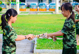 參加暑假夏令營(yíng)開拓視野