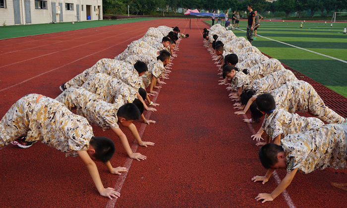 四川小學(xué)生軍事夏令營(yíng)