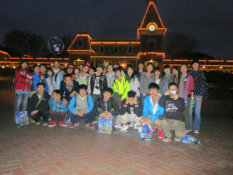 迪士尼門口合影_副本.jpg