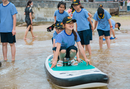 學員海邊練習沖浪