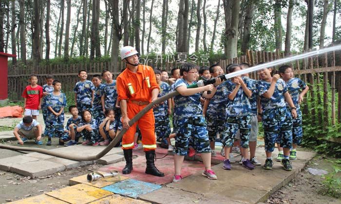 青少年軍事夏令營(yíng)教會(huì)了我們?cè)S多