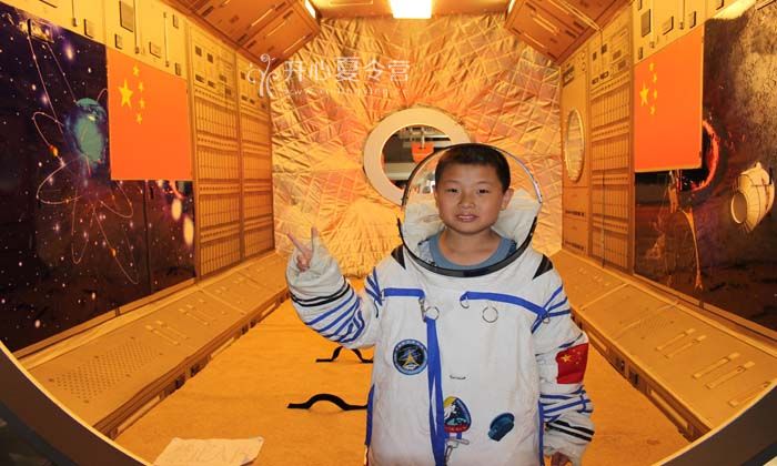 青少年軍事夏令營學(xué)習(xí)航天知識