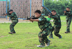 進行軍事訓練