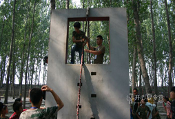 參加中國青少年軍事夏令營感受真正的特種兵訓練