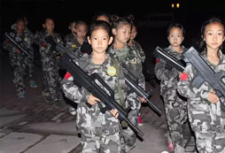 青少年軍事夏令營少年兵們裝備齊全