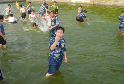 在青少年軍事夏令營汲取軍旅文化