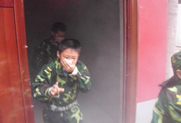 這個夏天青少年軍事夏令營等待你來參與