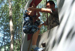 暑期帶孩子體驗(yàn)青少年軍事夏令營生活