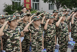 結(jié)營(yíng)后的敬禮