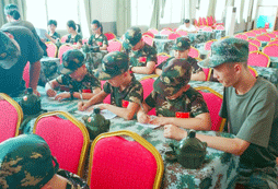 教員輔導(dǎo)學(xué)員作業(yè)
