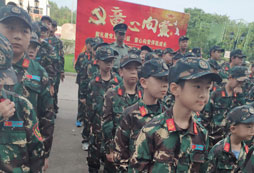 上饒八一軍事夏令營讓孩子從內(nèi)而外得到改變