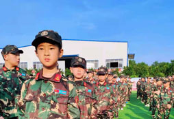 上饒八一軍事夏令營教孩子如何與人和諧相處