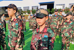 上饒八一軍事夏令營帶給同學(xué)們無窮的樂趣！
