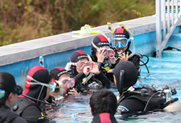講解潛水要領(lǐng)