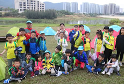 搭帳篷露營(yíng)