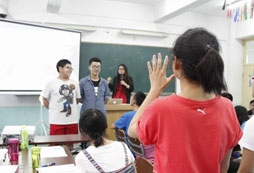 新東方中小學(xué)生夏令營(yíng)小組成員在你畫(huà)我猜