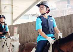 讓馬術(shù)教會(huì)孩子面對(duì)困難的勇氣