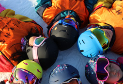 參加暑期體育夏令營(yíng)體驗(yàn)夏季滑雪的樂(lè)趣