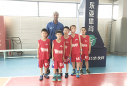 體育籃球夏令營給孩子提升籃球技術(shù)