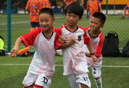 青少年參加體育夏令營可以提高什么？