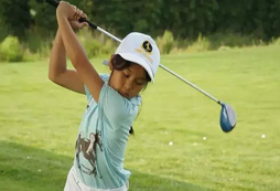 參加體育夏令營了解高爾夫這項運動的魅力