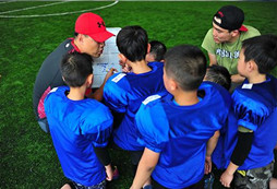 參加美式橄欖球夏令營成就英勇小戰(zhàn)士！