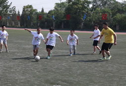 在體育夏令營中結(jié)識更多朋友