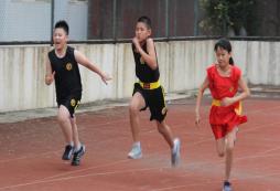  體育夏令營(yíng)全面培養(yǎng)學(xué)員體腦全面發(fā)展