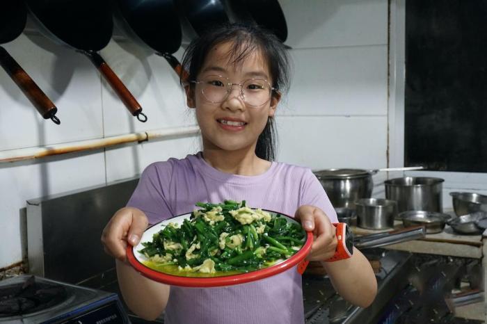 人民日報點贊！10歲女孩“魔性”顛勺起鍋，生動詮釋勞動教育要融入日常生活