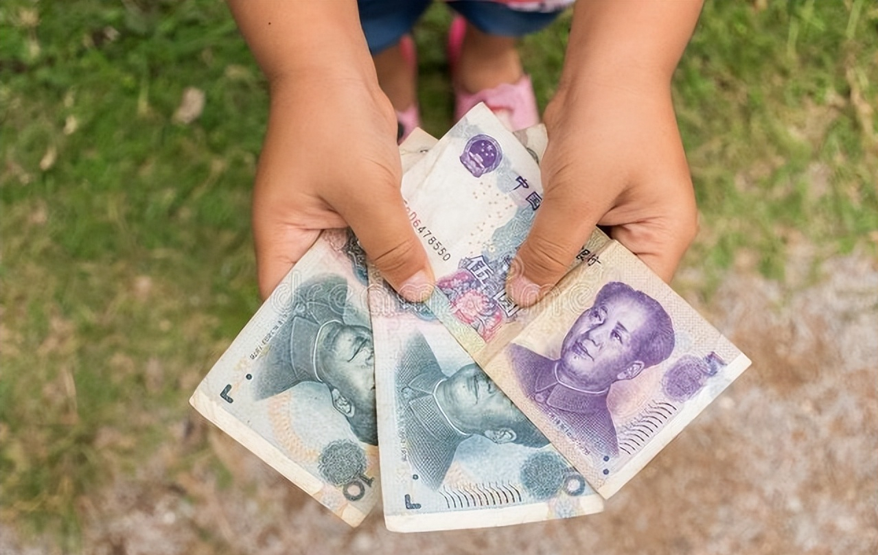 男孩偷家里的錢，被爸爸吊起來當眾抽打，網(wǎng)友：總比在外面惹事坐牢強！