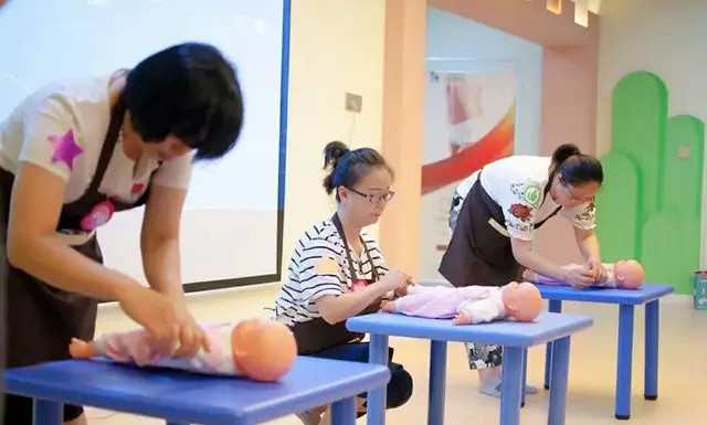 捏鼻喂奶，耳光虐待，致使28天新生嬰兒骨折！這能是金牌育兒師干的事？
