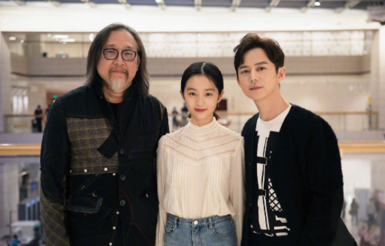 黃磊女兒有望進(jìn)娛樂(lè)圈？15歲登上話劇舞臺(tái)，純英文競(jìng)選電影社長(zhǎng)，簡(jiǎn)直“閨女模板”！