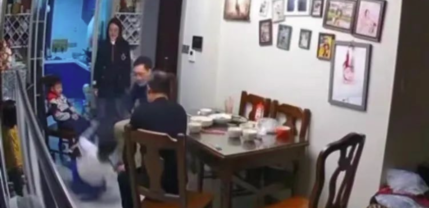 南京一家長上門掌摑5歲幼童、推倒老人被刑拘！這不是討公道，是蠢