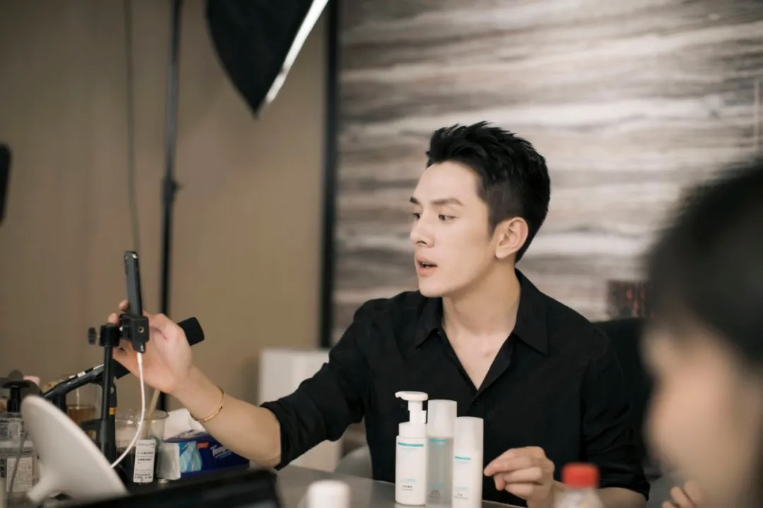 李佳琪8歲被父親拋棄，上大學父親拒出學費，曾與他“斷絕關系”！