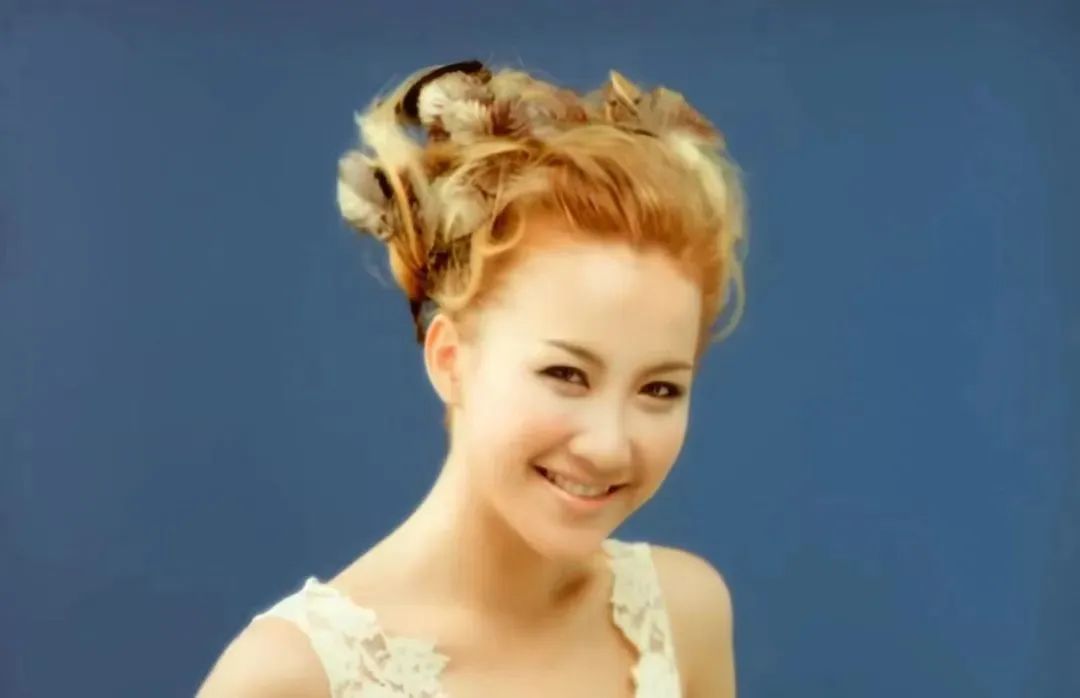 她在聚光燈下的微笑騙過(guò)了所有人，但我們會(huì)永遠(yuǎn)記住那個(gè)愛(ài)笑愛(ài)跳的李玟