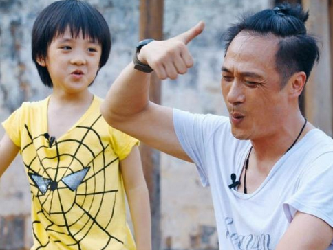“怨種父子”吳鎮(zhèn)宇費(fèi)曼上熱搜，倆人相處像兄弟，不知道讓多少父子羨慕