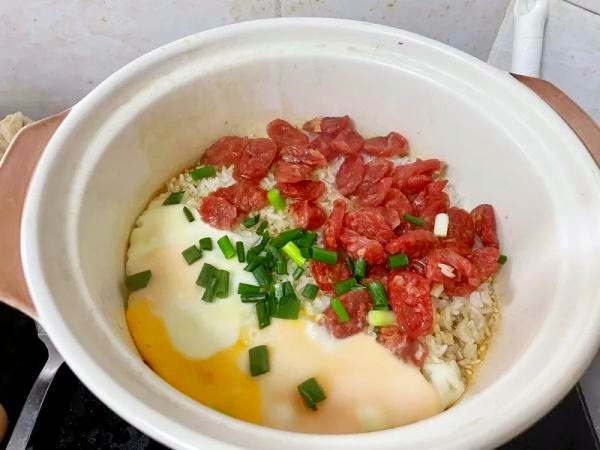 上海一場疫情，揭露當(dāng)代年輕人的慘狀：三天燒糊兩個鍋，做飯比想象中難