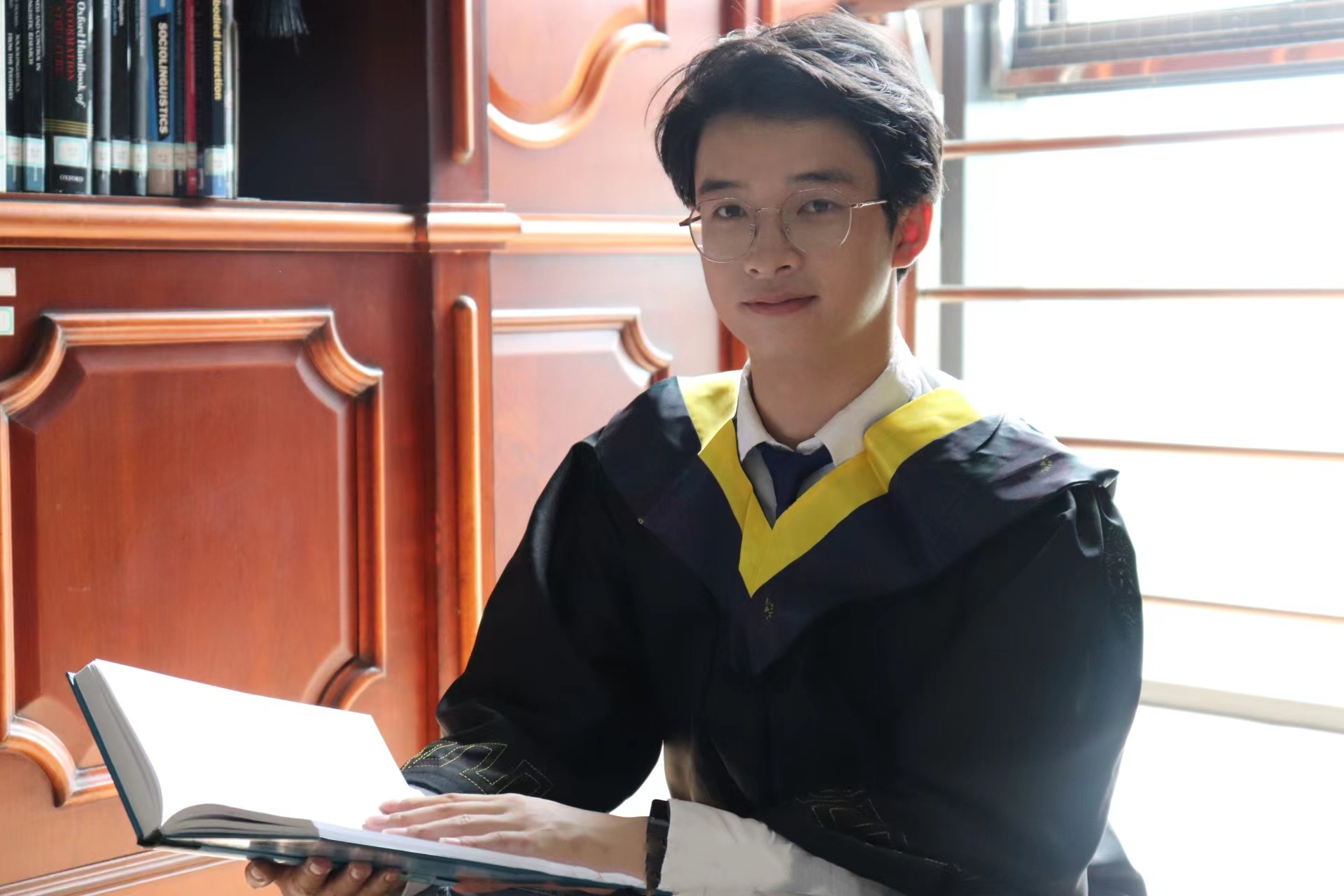 大涼山小伙16年寒窗，全獎直博香港中文大學，網(wǎng)友：不靠顏值靠才華！