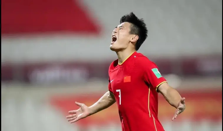 中國(guó)男足再上熱搜，“全村的希望”引爭(zhēng)議！網(wǎng)友：666天沒(méi)進(jìn)球也能叫前鋒？