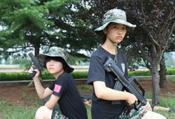 小學(xué)生軍事拓展夏令營讓孩子在訓(xùn)練中體驗生活