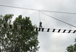 參加拓展夏令營培養(yǎng)青少年更加健康、自信、勇敢