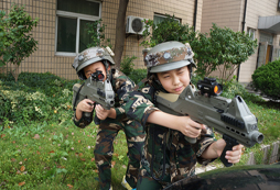 參加拓展軍事夏令營讓孩子們擺脫緊張的學(xué)習(xí)