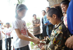 參加貧困山區(qū)拓展夏令營讓孩子感恩父母、感恩生活！