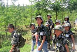 戶外拓展夏令營幫助少年增強(qiáng)“勇氣”