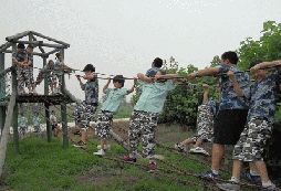 暑假在軍事拓展活動中的磨練