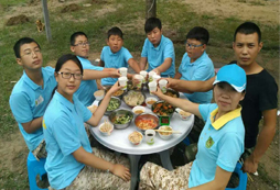 參加親子拓展夏令營和孩子一起撒歡