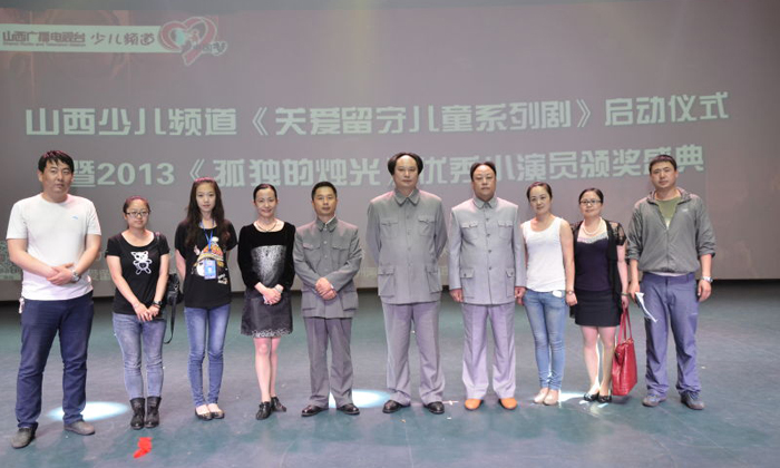 營(yíng)地老師與知名演員合影