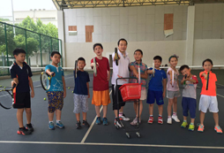 參加網(wǎng)球夏令營是青少年暑期活動(dòng)的首選