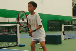 網(wǎng)球夏令營讓孩子在假期里體驗(yàn)運(yùn)動(dòng)的樂趣