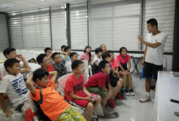 中小學(xué)生參加網(wǎng)球夏令營需要注意哪些方面？